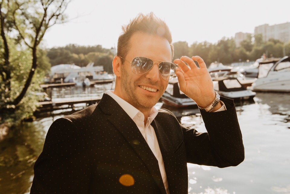 Три представителя разных профессий рассказали о том, как потеряли работу в связи с карантином. Сейчас они сохраняют спокойствие и стараются найти новые способы заработать