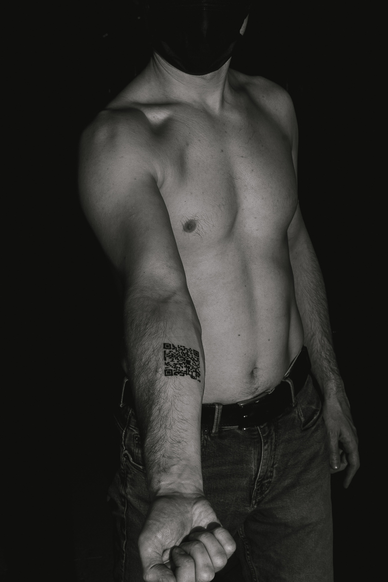 Актуальные темы всегда находят отражение в работах владимирских авторов. На этот раз поговорим о чипировании в версии фотографа Дмитрия Бойкова