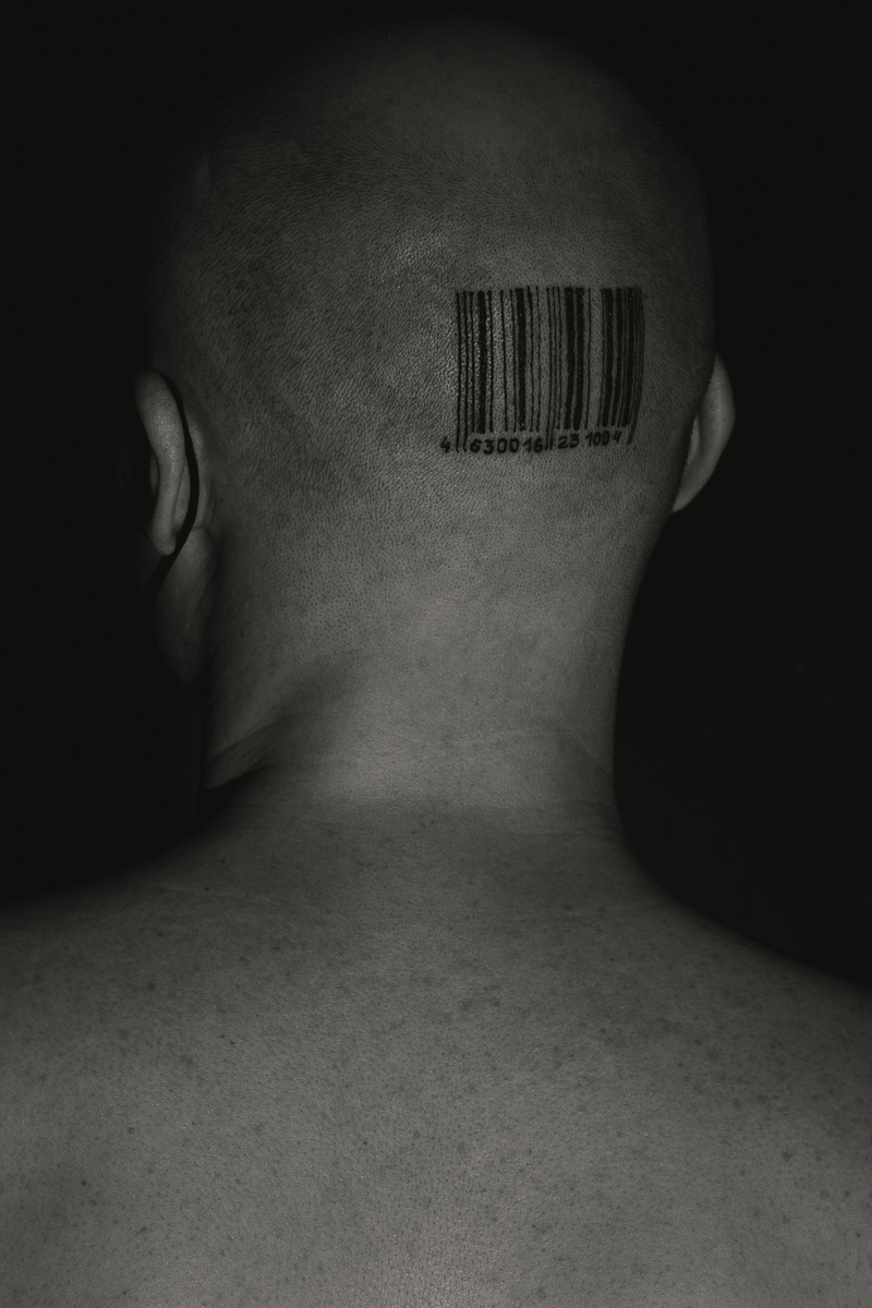 Актуальные темы всегда находят отражение в работах владимирских авторов. На этот раз поговорим о чипировании в версии фотографа Дмитрия Бойкова