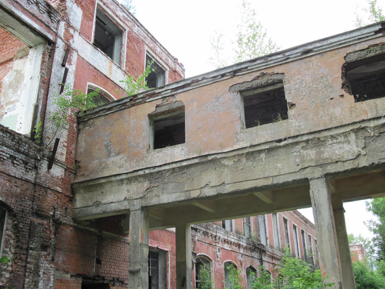 В 2019 году почти полностью разрушилась Льнопрядильно-ткацкая фабрика им. Розы Люксембург в Нововязниках. Какой она была и стала?