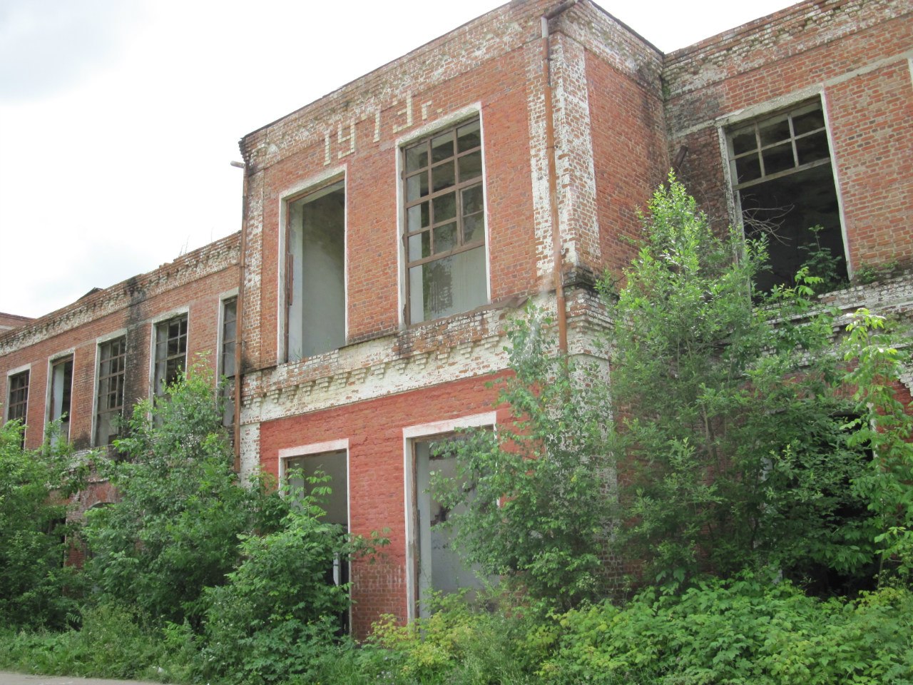 В 2019 году почти полностью разрушилась Льнопрядильно-ткацкая фабрика им. Розы Люксембург в Нововязниках. Какой она была и стала?