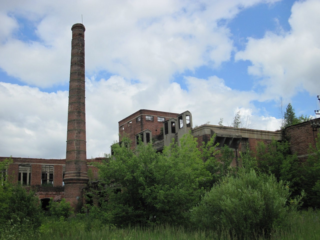 В 2019 году почти полностью разрушилась Льнопрядильно-ткацкая фабрика им. Розы Люксембург в Нововязниках. Какой она была и стала?