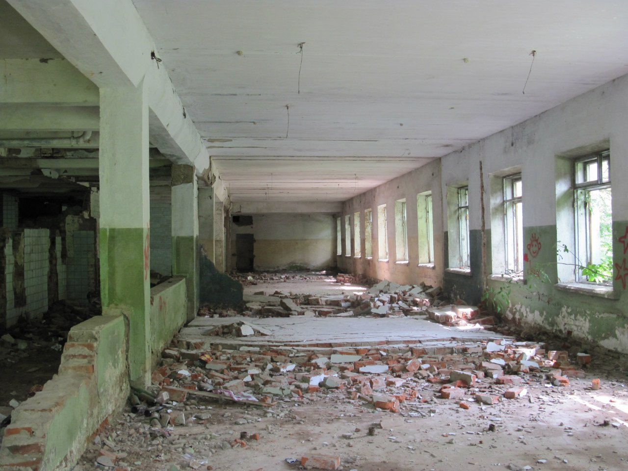 В 2019 году почти полностью разрушилась Льнопрядильно-ткацкая фабрика им. Розы Люксембург в Нововязниках. Какой она была и стала?