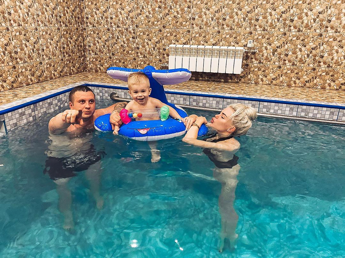 Екатерина Краснова — блогер, предприниматель, счастливая мама и жена. Более того, она очень красива и о всех своих секретных приемах, в том числе пластических операциях, рассказывает подписчикам