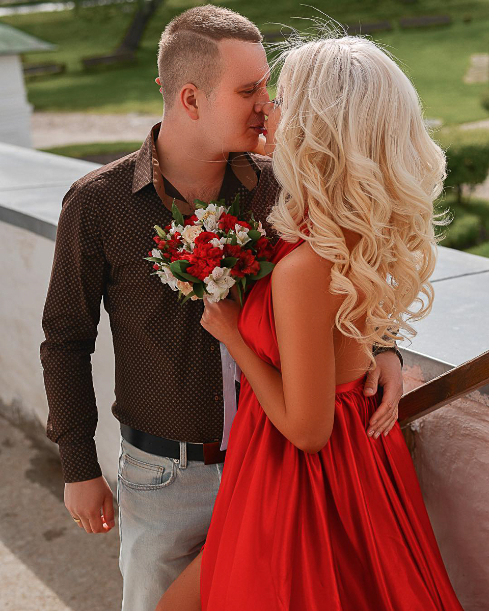 Екатерина Краснова — блогер, предприниматель, счастливая мама и жена. Более того, она очень красива и о всех своих секретных приемах, в том числе пластических операциях, рассказывает подписчикам