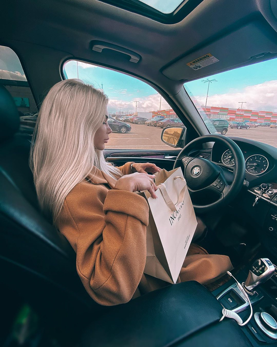 Екатерина Краснова — блогер, предприниматель, счастливая мама и жена. Более того, она очень красива и о всех своих секретных приемах, в том числе пластических операциях, рассказывает подписчикам