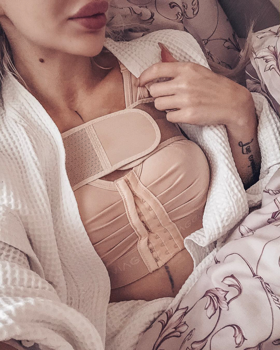 Екатерина Краснова — блогер, предприниматель, счастливая мама и жена. Более того, она очень красива и о всех своих секретных приемах, в том числе пластических операциях, рассказывает подписчикам