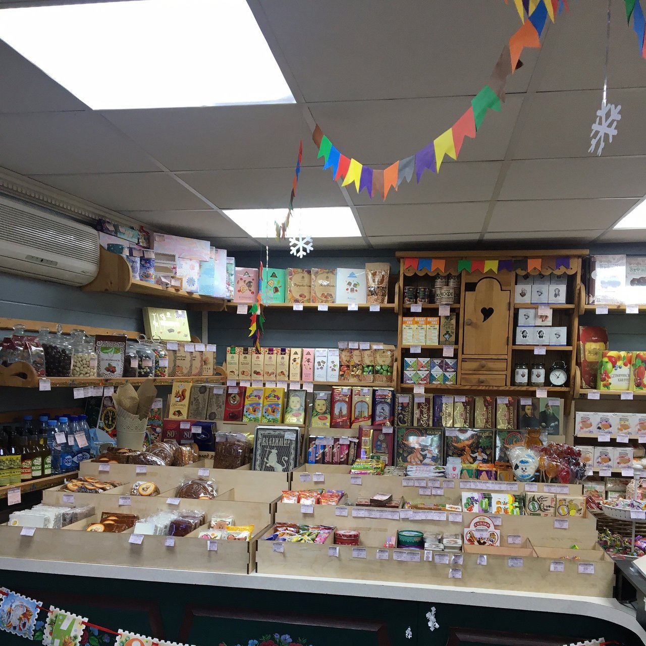 Магазин-музей «Советские сладости» переехал с Девической на Большую Московскую. Теперь он объединен с проектом «Бабуся-Ягуся»