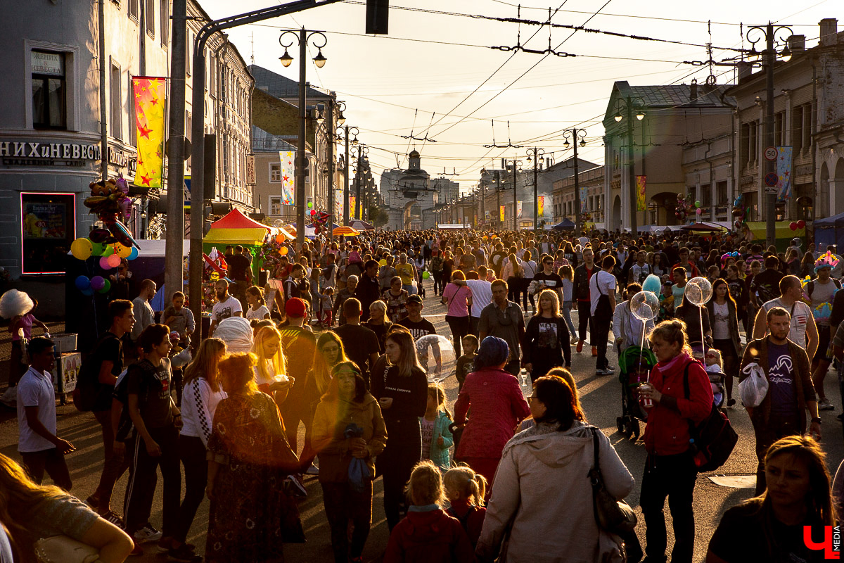 К прогулкам в масках и перчатках во время самоизоляции мы уже привыкли. А что изменится с открытием офисов и заведений? Владимирский урбанист рассказывает, ждать ли нам сенсорных дверей и модернизации всего на свете