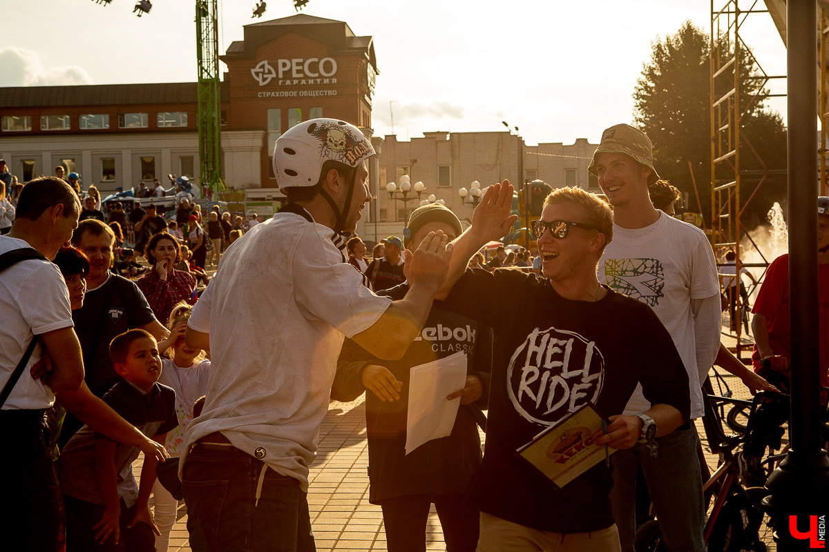 К прогулкам в масках и перчатках во время самоизоляции мы уже привыкли. А что изменится с открытием офисов и заведений? Владимирский урбанист рассказывает, ждать ли нам сенсорных дверей и модернизации всего на свете