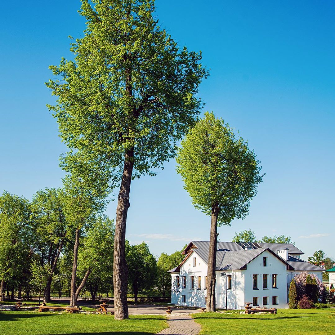Постепенно гостиничную сферу выводят с карантина. Командировочным уже разрешено заселяться в отели. Скоро их откроют и для остальных гостей