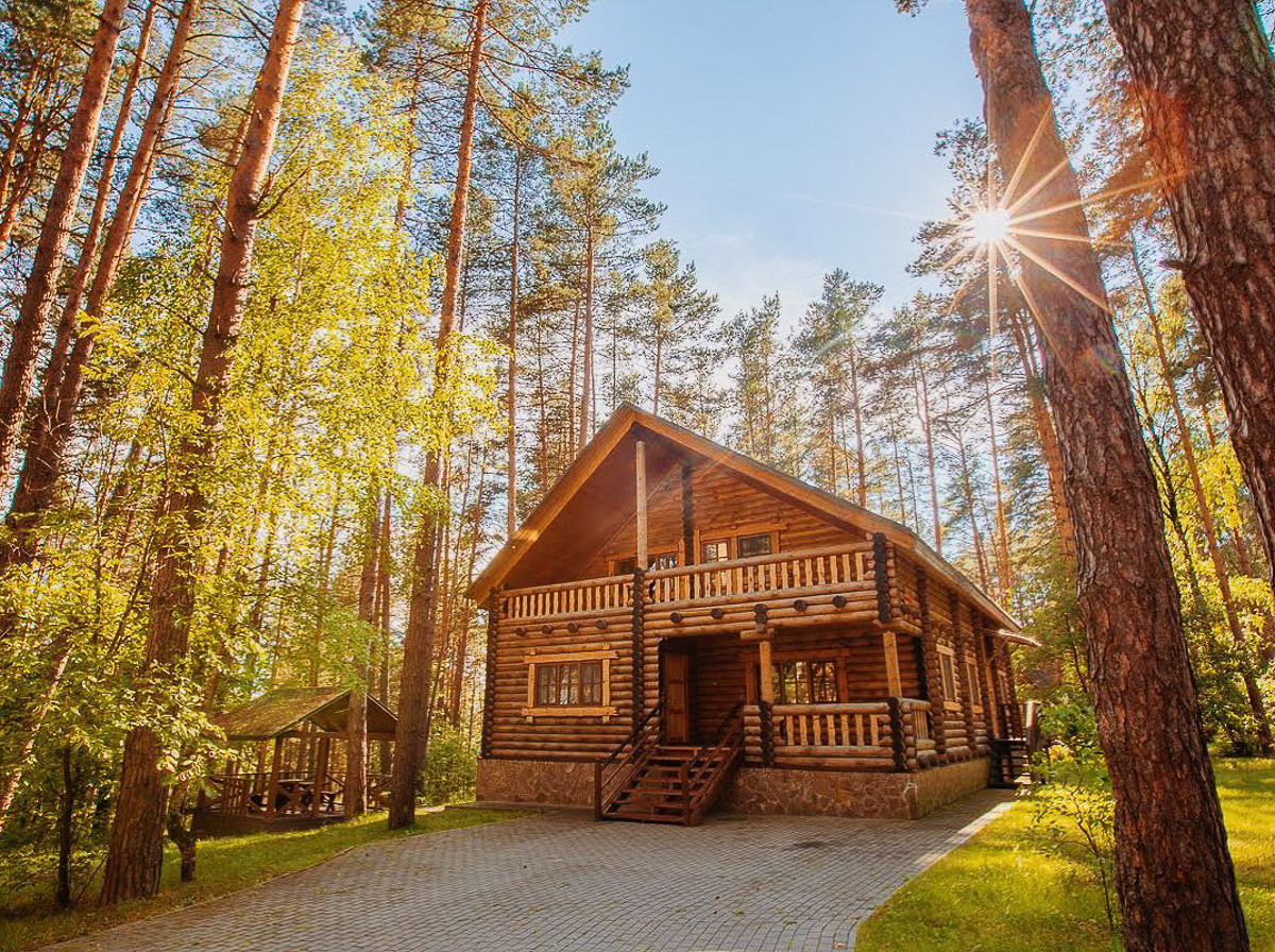 Постепенно гостиничную сферу выводят с карантина. Командировочным уже разрешено заселяться в отели. Скоро их откроют и для остальных гостей