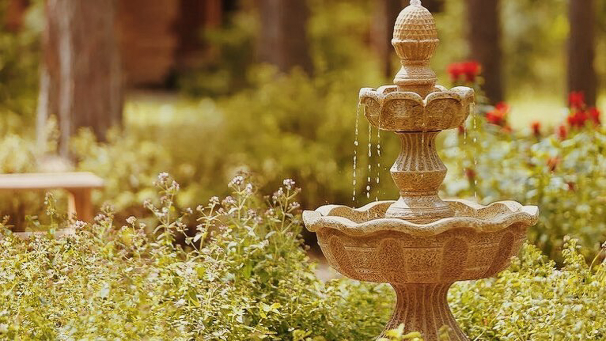 Постепенно гостиничную сферу выводят с карантина. Командировочным уже разрешено заселяться в отели. Скоро их откроют и для остальных гостей