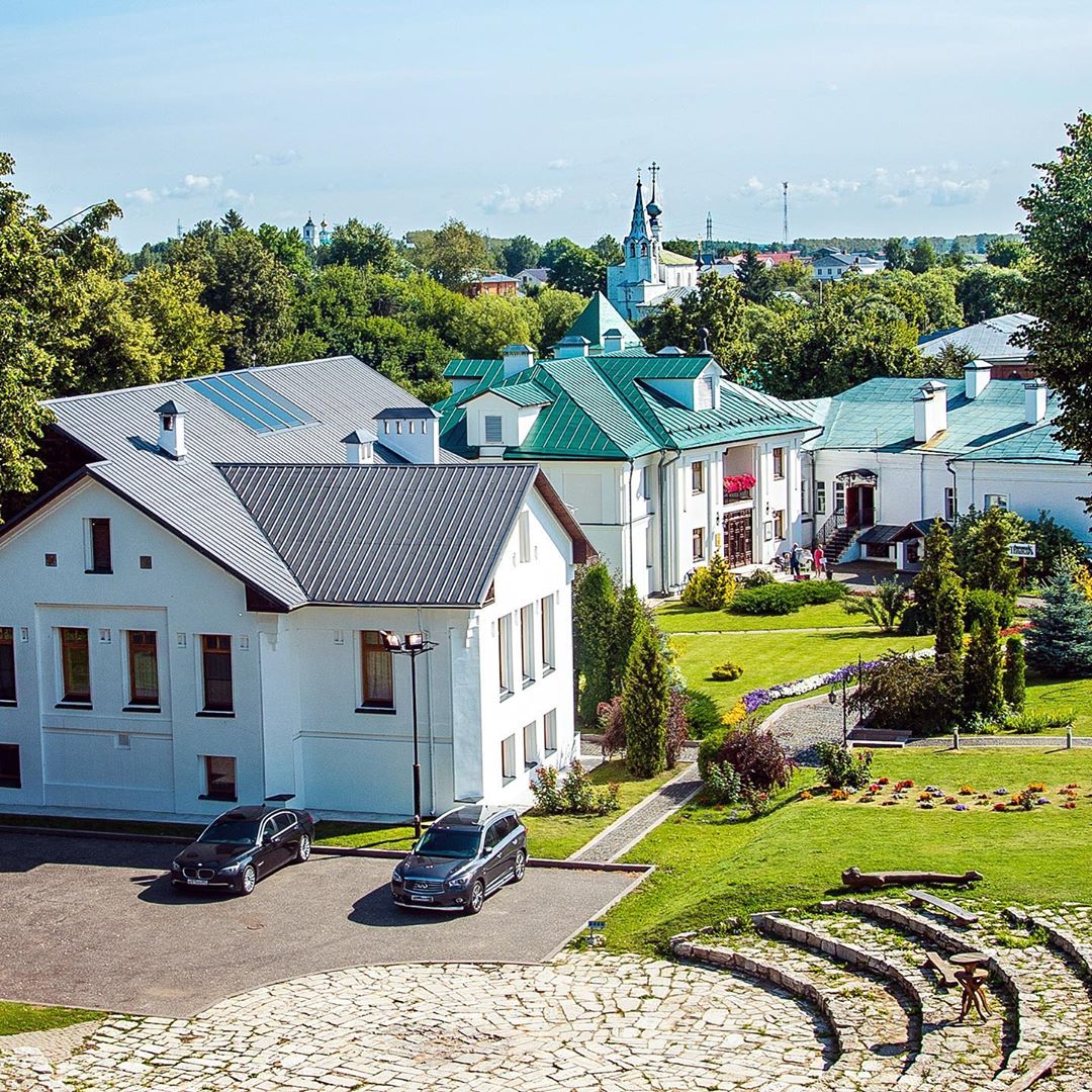 Постепенно гостиничную сферу выводят с карантина. Командировочным уже разрешено заселяться в отели. Скоро их откроют и для остальных гостей