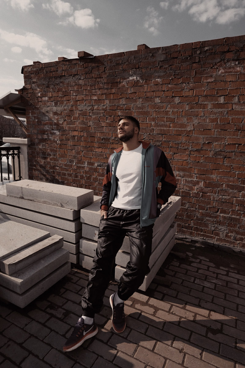 Даниил Андреев из Владимира обожает классные винтажные олимпийки и околофутбольные аутфиты. В его гардеробе масса вещей и целая коллекция обуви, в основном, конечно, кроссовки