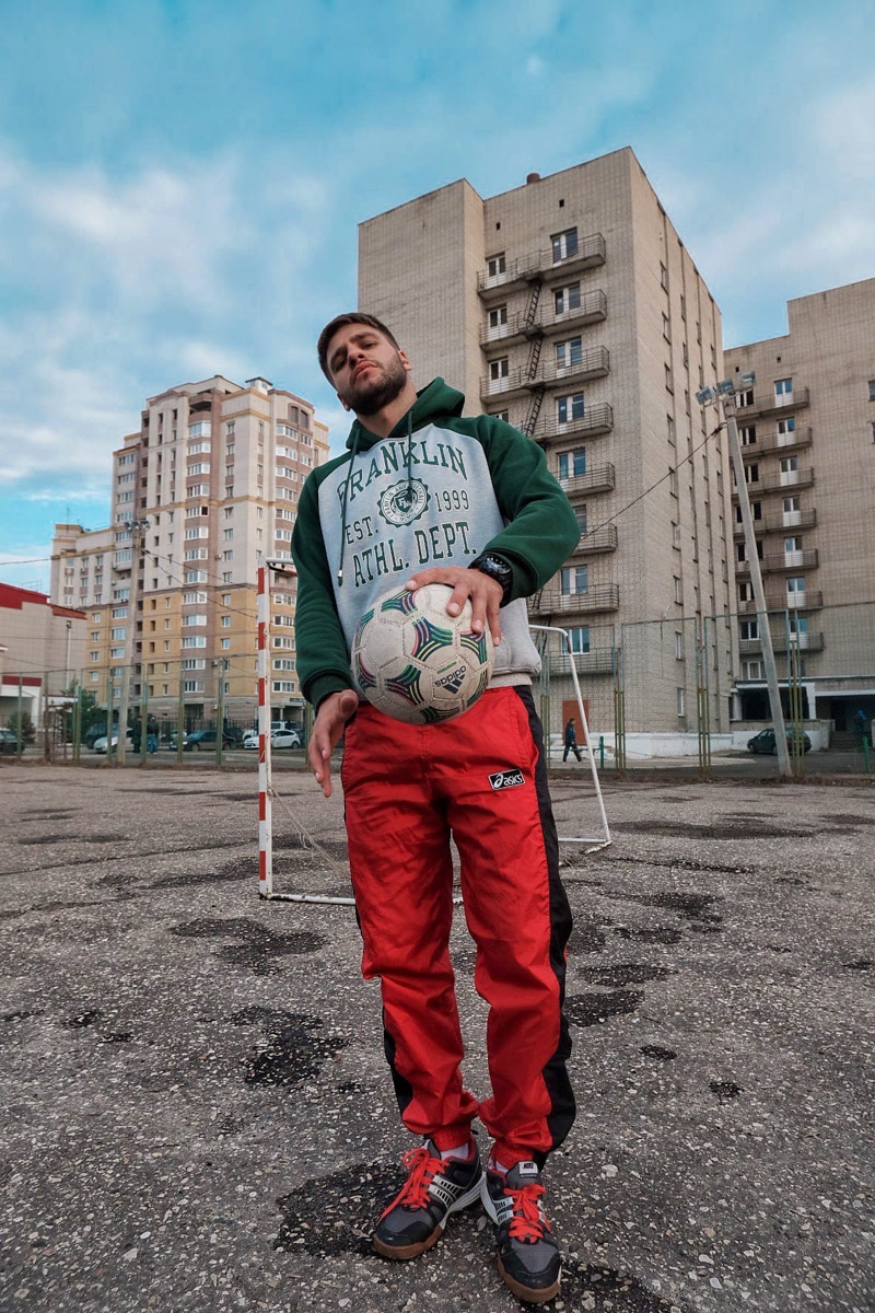 Даниил Андреев из Владимира обожает классные винтажные олимпийки и околофутбольные аутфиты. В его гардеробе масса вещей и целая коллекция обуви, в основном, конечно, кроссовки