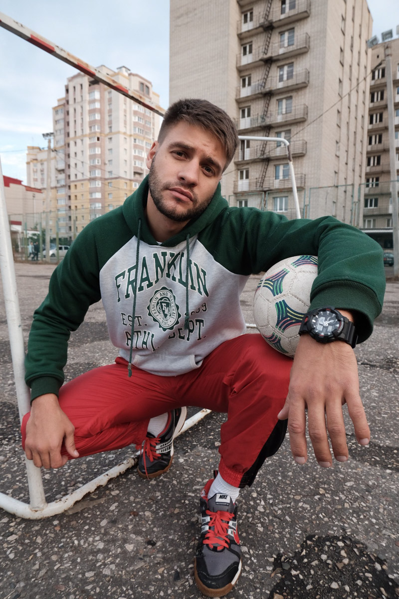 Даниил Андреев из Владимира обожает классные винтажные олимпийки и околофутбольные аутфиты. В его гардеробе масса вещей и целая коллекция обуви, в основном, конечно, кроссовки