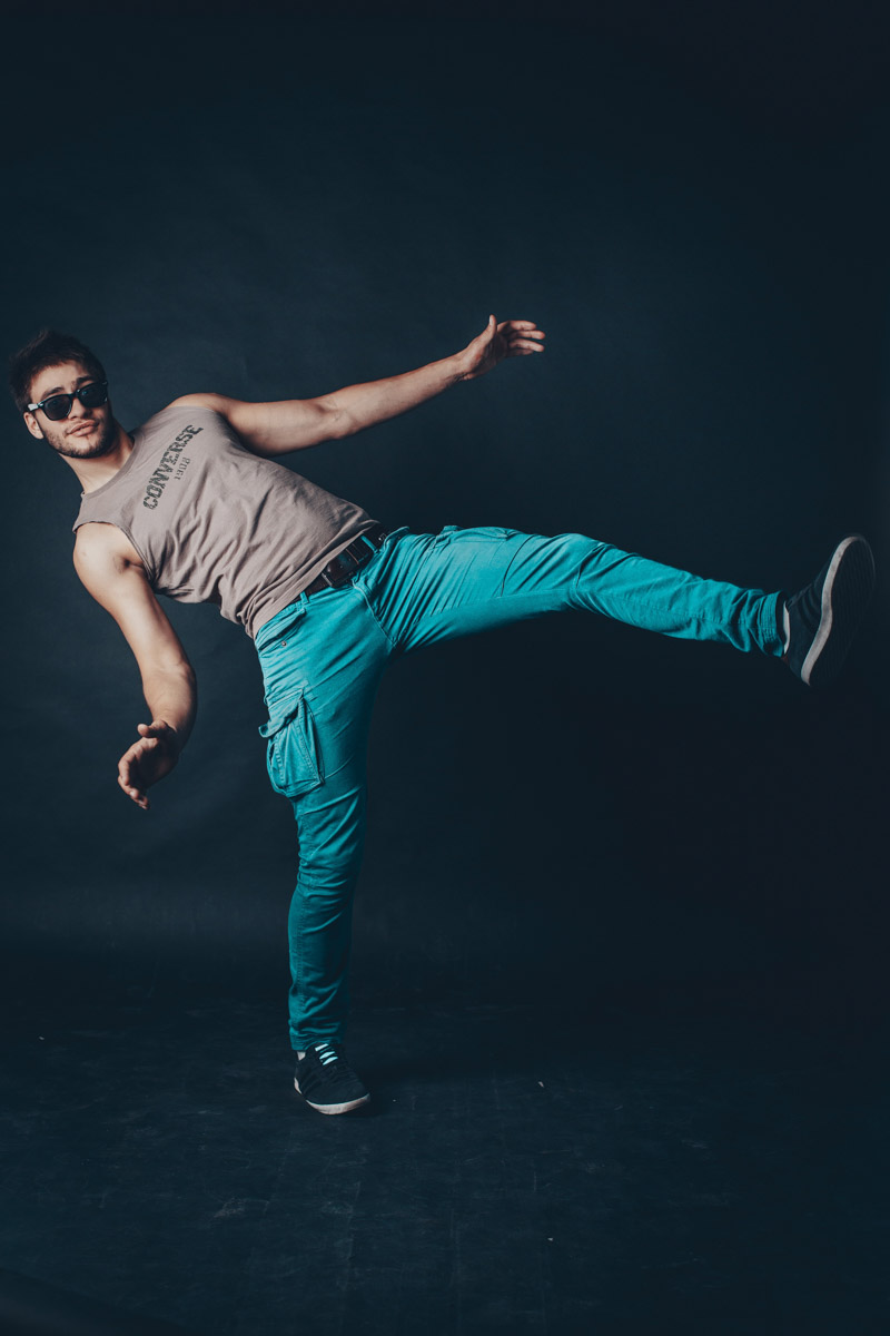 Даниил Андреев из Владимира обожает классные винтажные олимпийки и околофутбольные аутфиты. В его гардеробе масса вещей и целая коллекция обуви, в основном, конечно, кроссовки