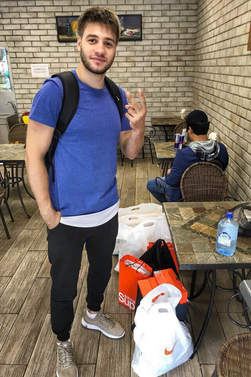 Даниил Андреев из Владимира обожает классные винтажные олимпийки и околофутбольные аутфиты. В его гардеробе масса вещей и целая коллекция обуви, в основном, конечно, кроссовки