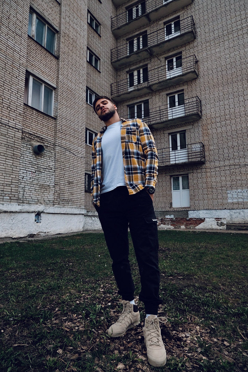 Даниил Андреев из Владимира обожает классные винтажные олимпийки и околофутбольные аутфиты. В его гардеробе масса вещей и целая коллекция обуви, в основном, конечно, кроссовки