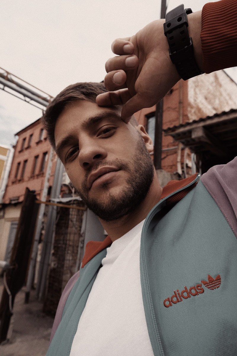 Даниил Андреев из Владимира обожает классные винтажные олимпийки и околофутбольные аутфиты. В его гардеробе масса вещей и целая коллекция обуви, в основном, конечно, кроссовки