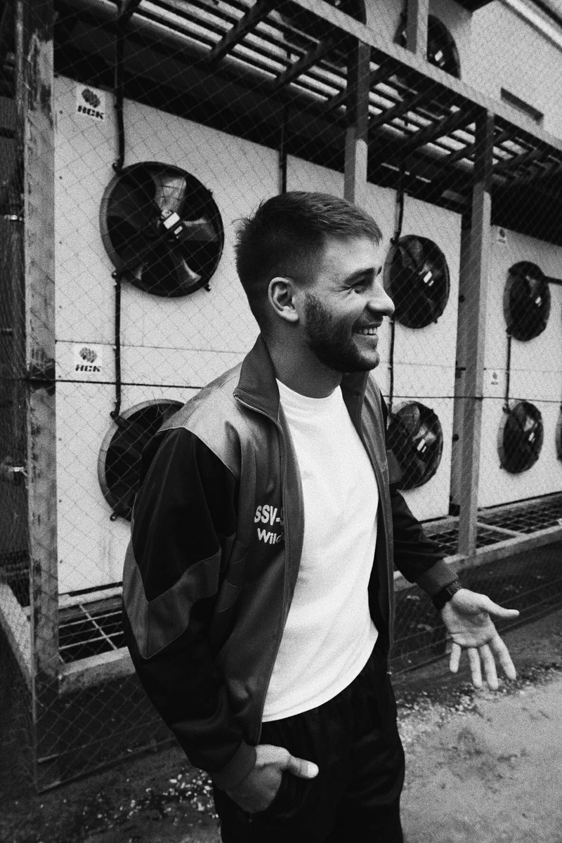 Даниил Андреев из Владимира обожает классные винтажные олимпийки и околофутбольные аутфиты. В его гардеробе масса вещей и целая коллекция обуви, в основном, конечно, кроссовки