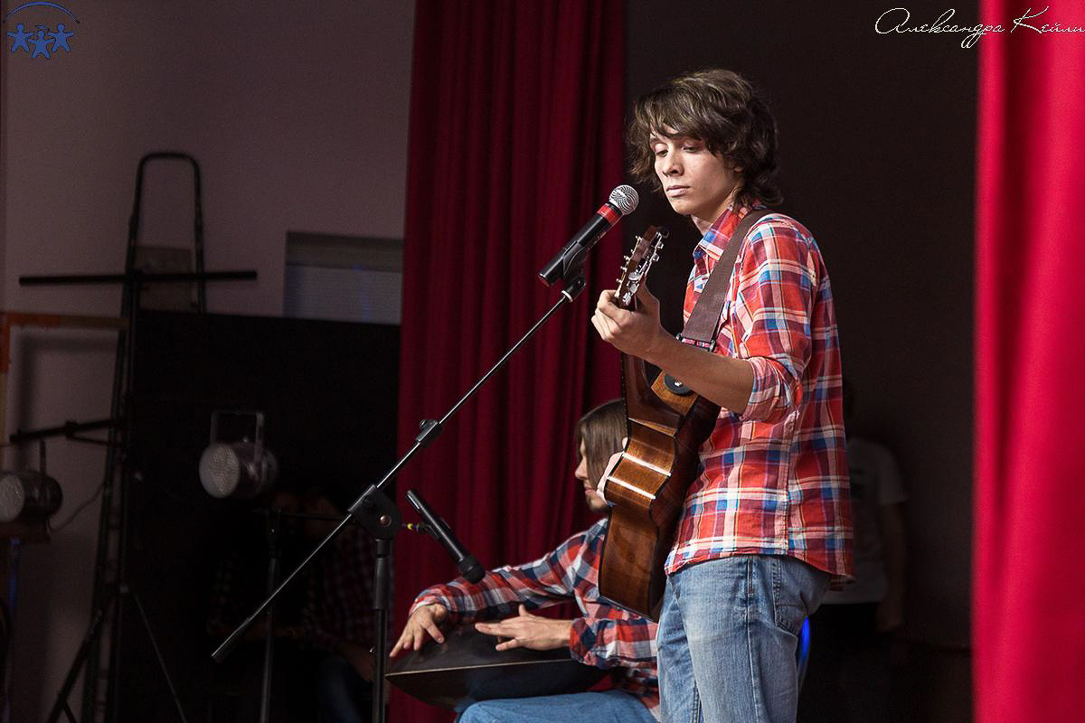 Никита Ложкин из «Глазированной пихты» в сольном проекте «Слушай» выпустил новый трек