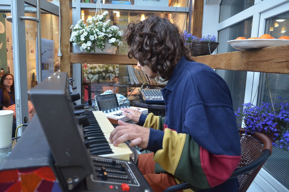 Никита Ложкин из «Глазированной пихты» в сольном проекте «Слушай» выпустил новый трек