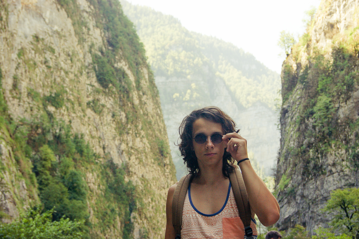 Никита Ложкин из «Глазированной пихты» в сольном проекте «Слушай» выпустил новый трек