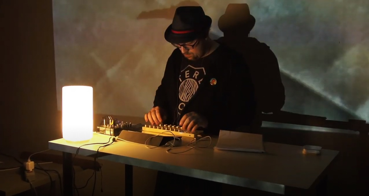 Илья Чертков о музыке пишет и музыку делает. Пишет научно, создает необычно. В конце мая он выпустил «Сомну» — пять композиций, отражающих фазы сна неизвестного японца