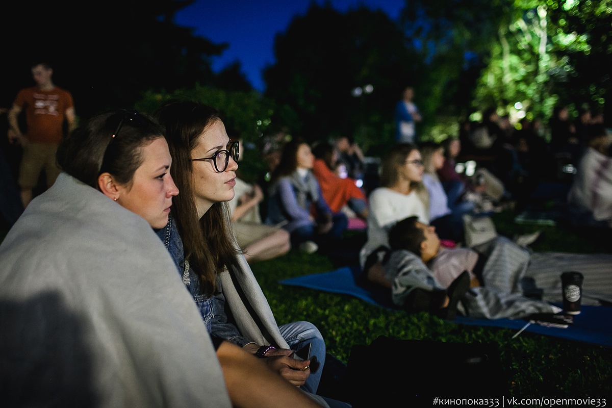 Скоро мы возьмем пледики и пойдем смотреть фильмы в скверах! Организатор открытых кинопоказов рассказывает, когда и где в этом году будут проходить мероприятия