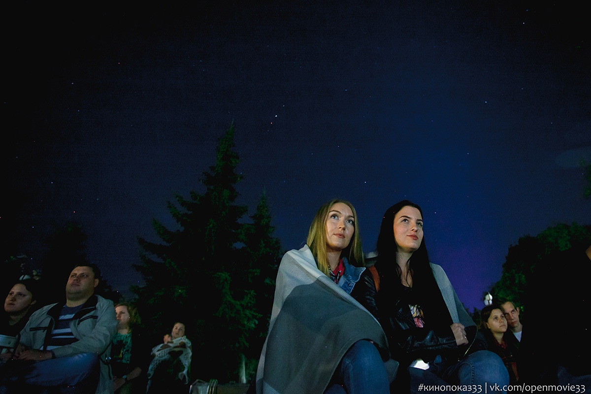Скоро мы возьмем пледики и пойдем смотреть фильмы в скверах! Организатор открытых кинопоказов рассказывает, когда и где в этом году будут проходить мероприятия