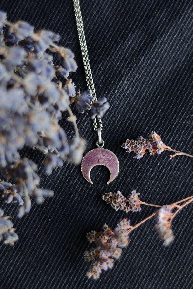 Магические духи и тайны леса живут в каждой работе рукодельницы. Мы расспросили девушку-ювелира о необычной профессии, мрачной атмосфере и убедились в существовании профессиональных стереотипов