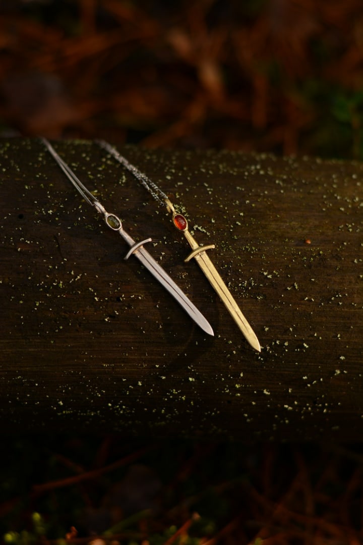 Магические духи и тайны леса живут в каждой работе рукодельницы. Мы расспросили девушку-ювелира о необычной профессии, мрачной атмосфере и убедились в существовании профессиональных стереотипов