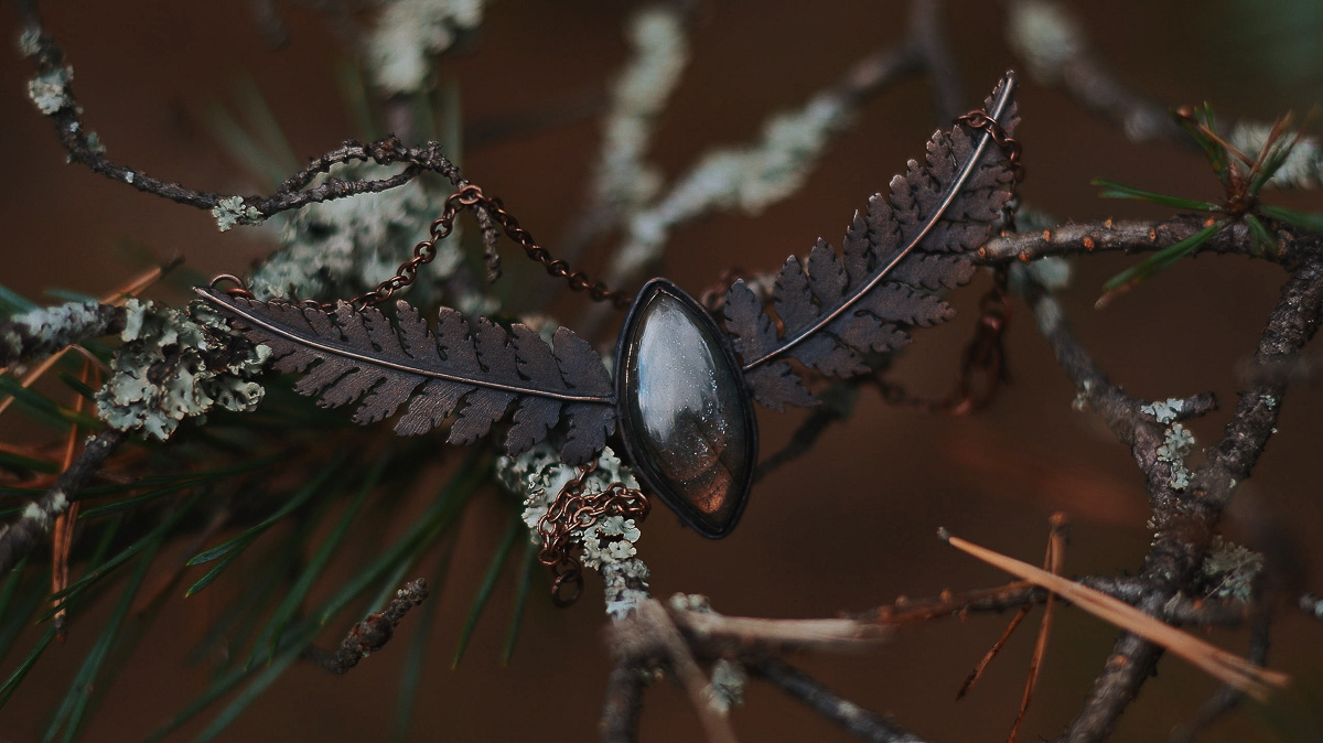 Магические духи и тайны леса живут в каждой работе рукодельницы. Мы расспросили девушку-ювелира о необычной профессии, мрачной атмосфере и убедились в существовании профессиональных стереотипов