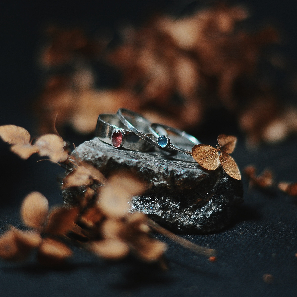 Магические духи и тайны леса живут в каждой работе рукодельницы. Мы расспросили девушку-ювелира о необычной профессии, мрачной атмосфере и убедились в существовании профессиональных стереотипов