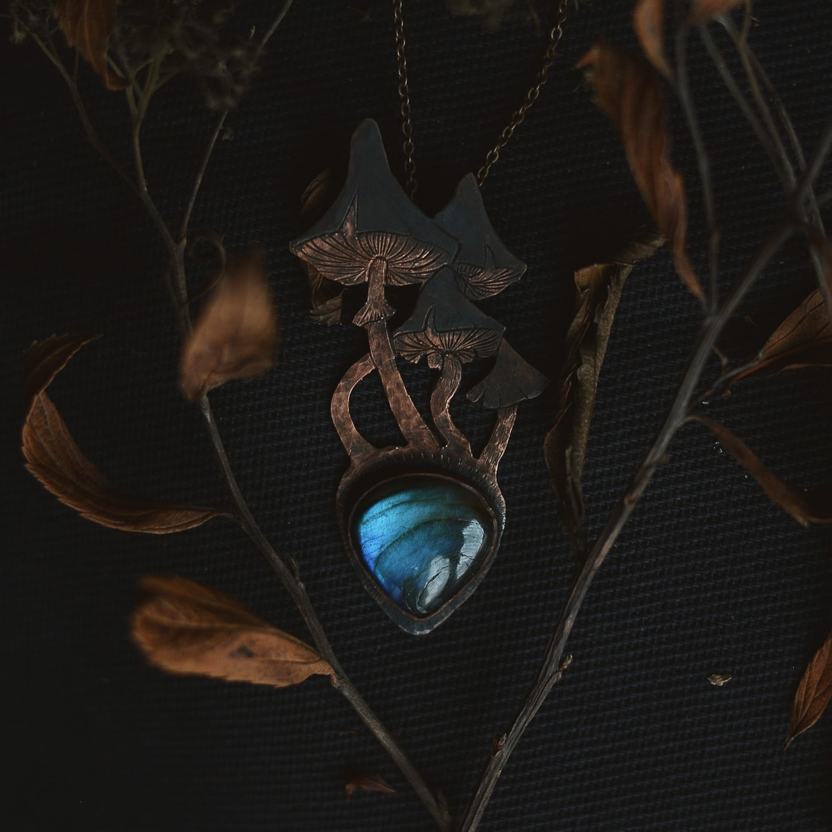 Магические духи и тайны леса живут в каждой работе рукодельницы. Мы расспросили девушку-ювелира о необычной профессии, мрачной атмосфере и убедились в существовании профессиональных стереотипов