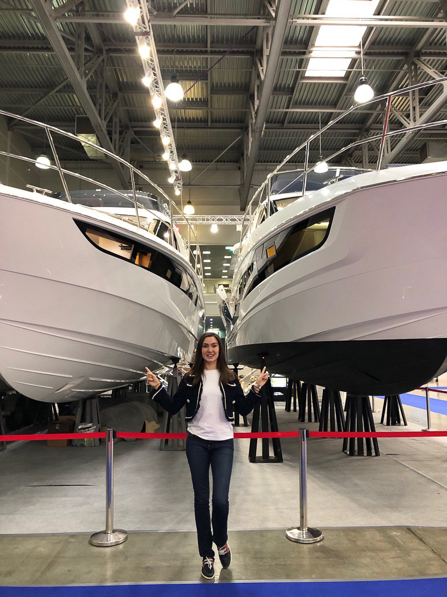 Юлия Скопцова переехала из Радужного в Москву в 17 лет. В 24 года она уже основала свою яхтенную компанию. Теперь девушка продает в среднем по 46 яхт в год стоимостью до 15 миллионов евро