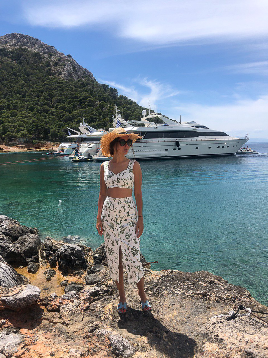 Юлия Скопцова переехала из Радужного в Москву в 17 лет. В 24 года она уже основала свою яхтенную компанию. Теперь девушка продает в среднем по 46 яхт в год стоимостью до 15 миллионов евро