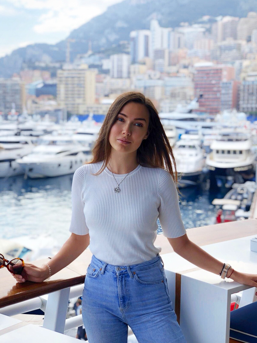 Юлия Скопцова переехала из Радужного в Москву в 17 лет. В 24 года она уже основала свою яхтенную компанию. Теперь девушка продает в среднем по 46 яхт в год стоимостью до 15 миллионов евро