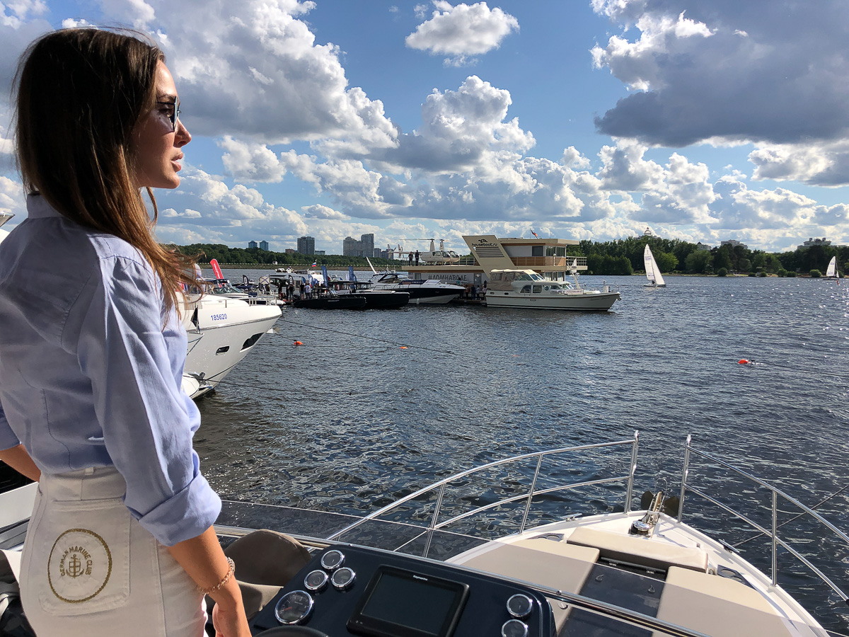 Юлия Скопцова переехала из Радужного в Москву в 17 лет. В 24 года она уже основала свою яхтенную компанию. Теперь девушка продает в среднем по 46 яхт в год стоимостью до 15 миллионов евро