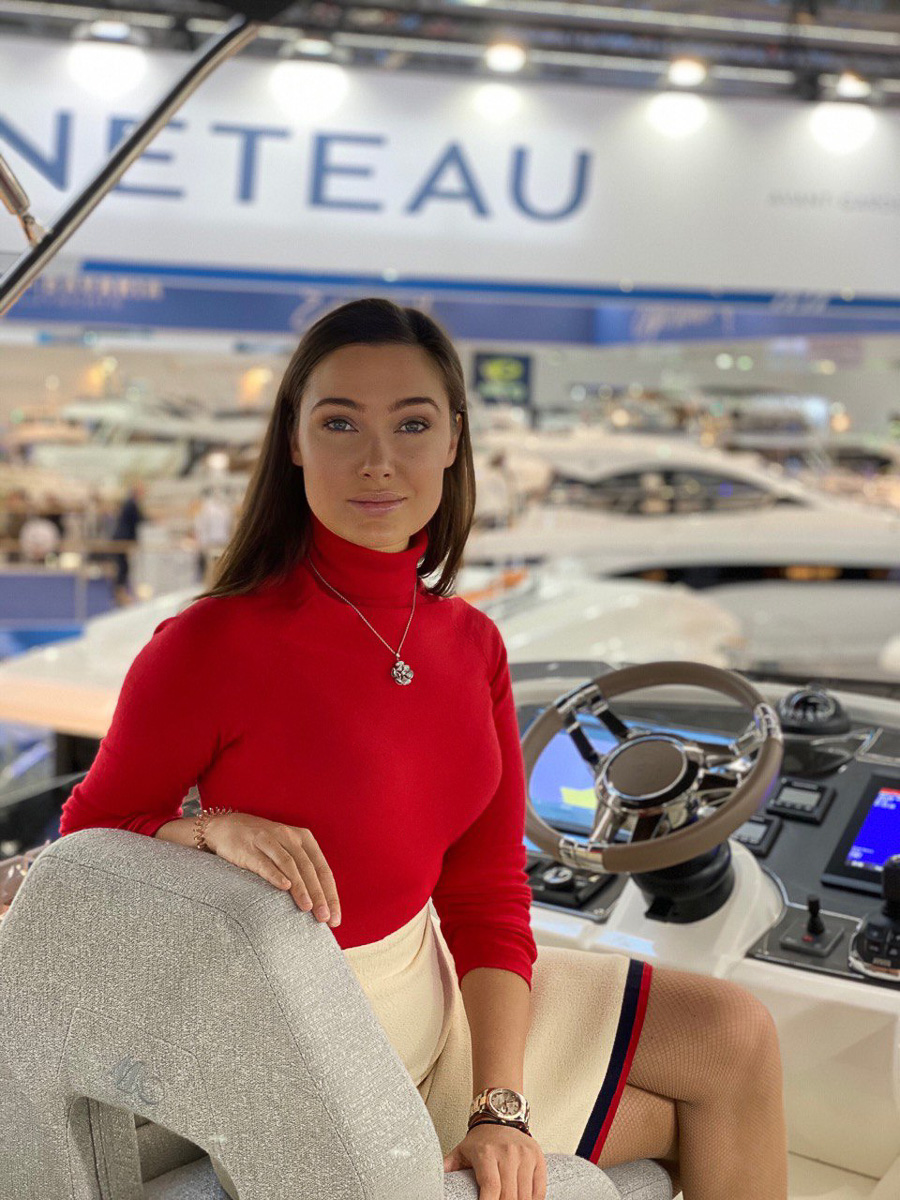 Юлия Скопцова переехала из Радужного в Москву в 17 лет. В 24 года она уже основала свою яхтенную компанию. Теперь девушка продает в среднем по 46 яхт в год стоимостью до 15 миллионов евро