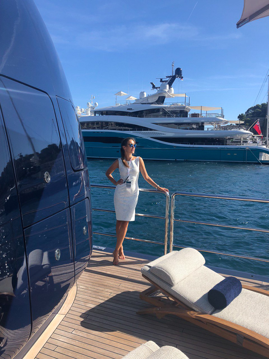 Юлия Скопцова переехала из Радужного в Москву в 17 лет. В 24 года она уже основала свою яхтенную компанию. Теперь девушка продает в среднем по 46 яхт в год стоимостью до 15 миллионов евро