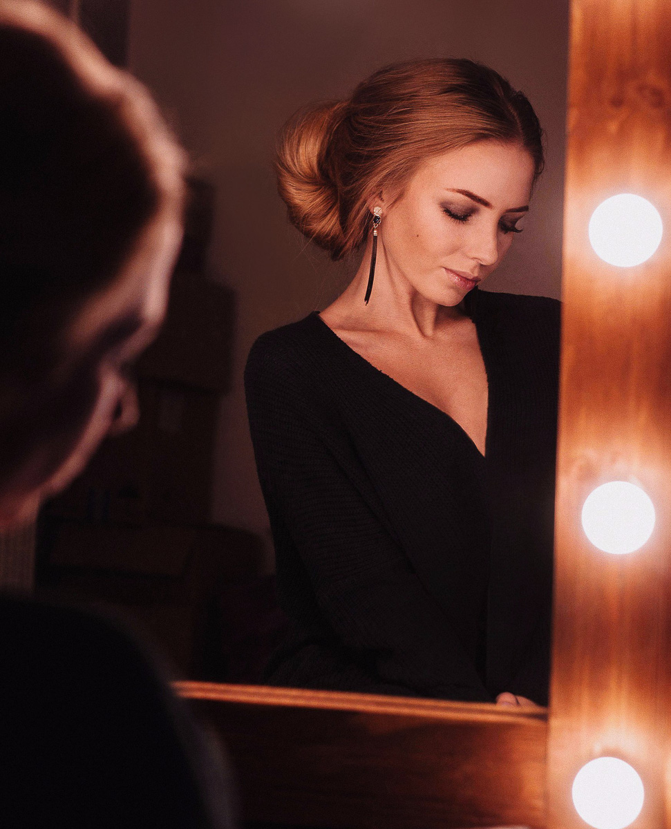 Спортсменка, фотограф, диджей и просто красавица с роскошными волосами Алена Русакова поведала о любви к универсальным вещам и базовым оттенкам