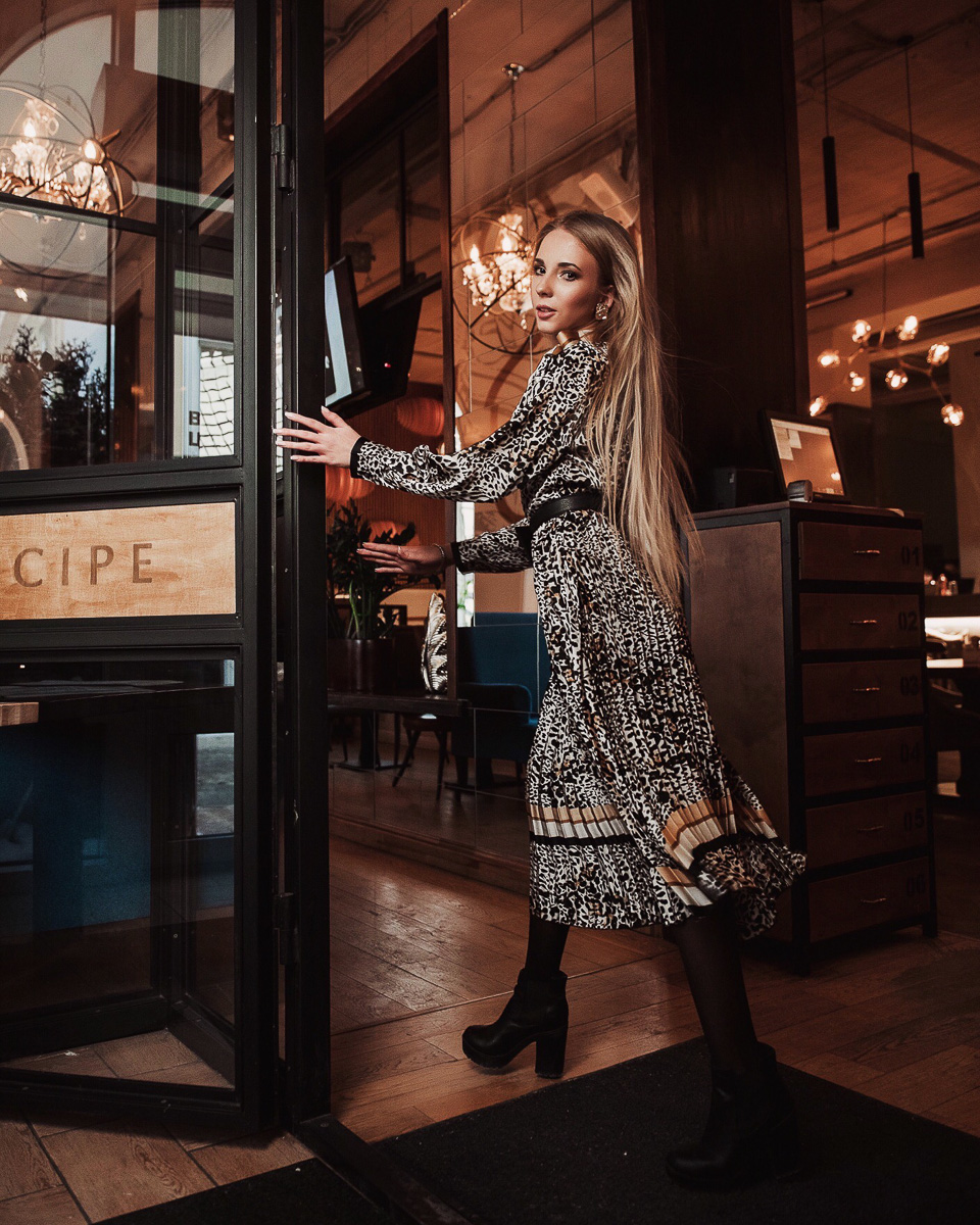 Спортсменка, фотограф, диджей и просто красавица с роскошными волосами Алена Русакова поведала о любви к универсальным вещам и базовым оттенкам