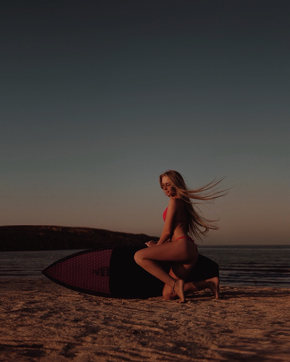 Спортсменка, фотограф, диджей и просто красавица с роскошными волосами Алена Русакова поведала о любви к универсальным вещам и базовым оттенкам