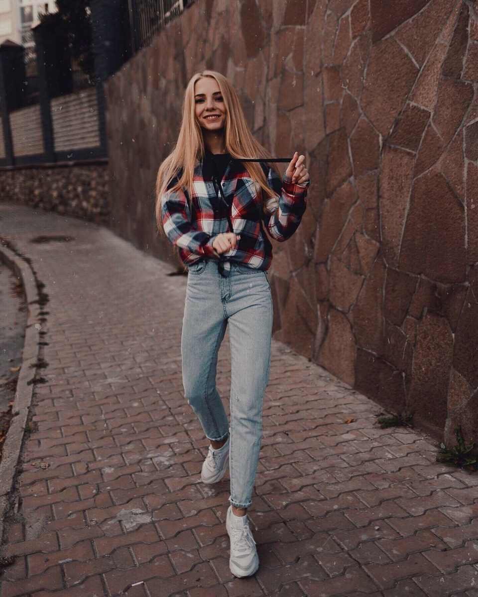 Спортсменка, фотограф, диджей и просто красавица с роскошными волосами Алена Русакова поведала о любви к универсальным вещам и базовым оттенкам