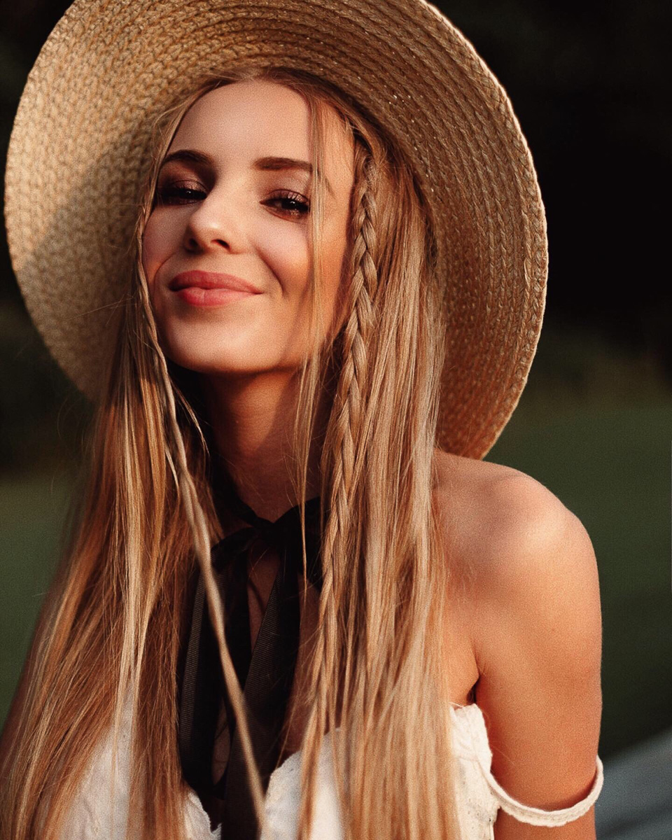 Спортсменка, фотограф, диджей и просто красавица с роскошными волосами Алена Русакова поведала о любви к универсальным вещам и базовым оттенкам