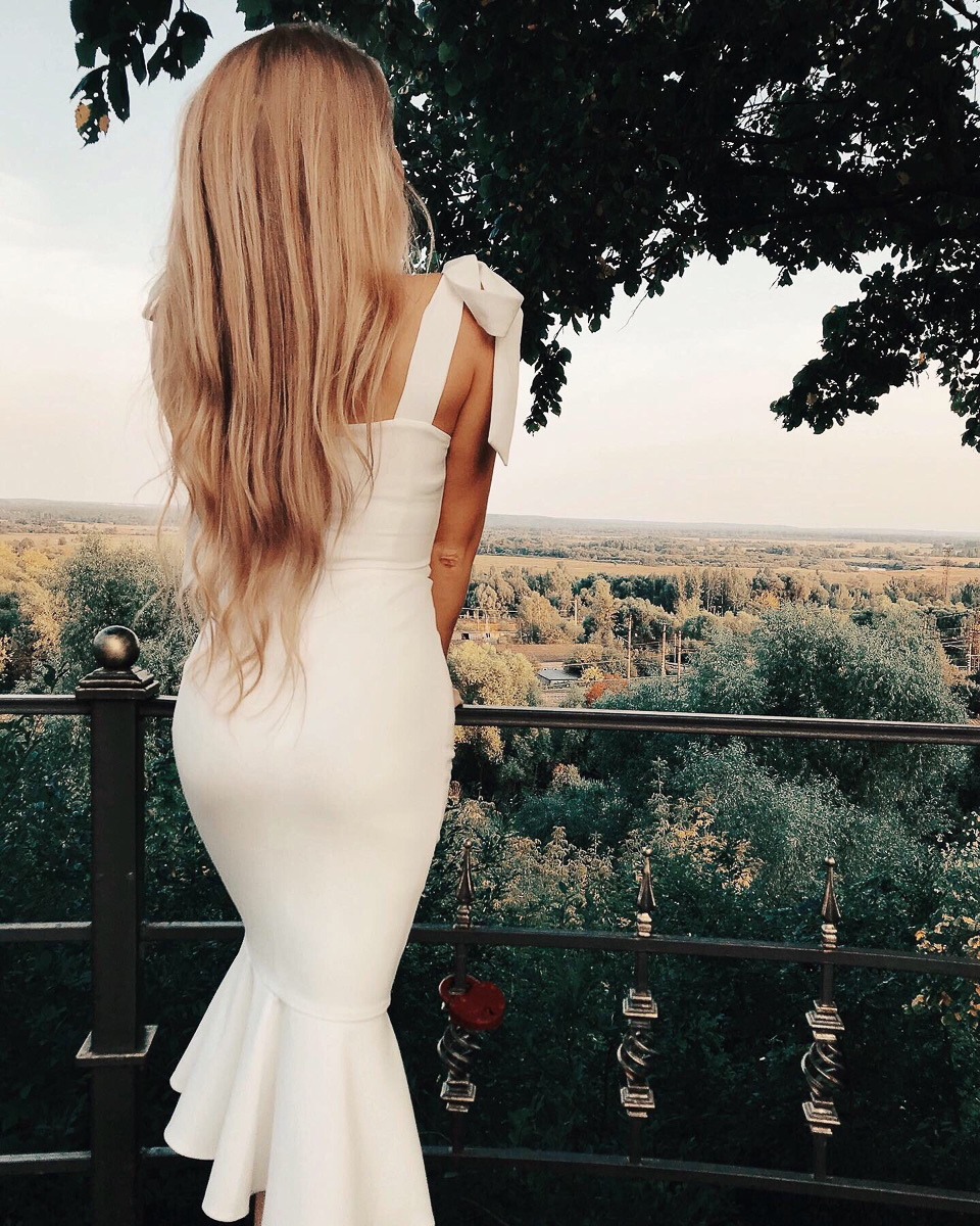 Спортсменка, фотограф, диджей и просто красавица с роскошными волосами Алена Русакова поведала о любви к универсальным вещам и базовым оттенкам