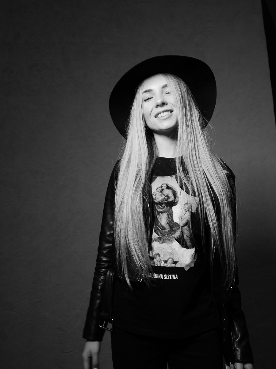 Спортсменка, фотограф, диджей и просто красавица с роскошными волосами Алена Русакова поведала о любви к универсальным вещам и базовым оттенкам